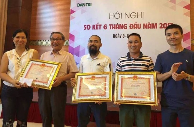 Nhóm PV Dân trí điều tra vụ áp thuế 5,7 tỷ nhận bằng khen của Bộ trưởng Trần Hồng Hà - 1
Ba tác giả thực hiện điều tra kỳ án áp thuế oan gồm: Nhà báo Lý Thị Toàn Thắng, Trưởng Văn phòng đại diện phía Nam, Báo điện tử Dân trí; Nhà báo Nguyễn Anh Thế, Thư ký Tòa soạn, Trưởng ban Bạn đọc, Báo điện tử Dân trí; Phóng viên Trần Trung Kiên, Báo điện tử Dân trí đã vinh dự đón nhận bằng khen của Bộ trưởng Bộ TN&MT Trần Hồng Hà trao tặng.