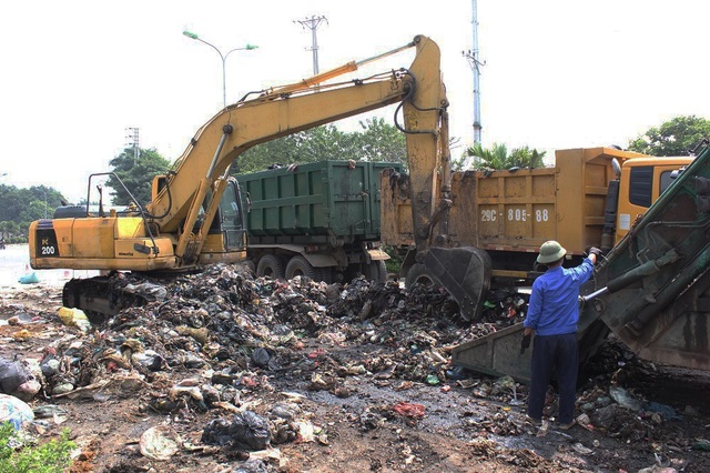 "Núi rác" ở Hà Nội được thu dọn sau 4 tháng ứ đọng - 3 "Núi rác" ở Hà Nội được thu dọn sau 4 tháng ứ đọng - 3