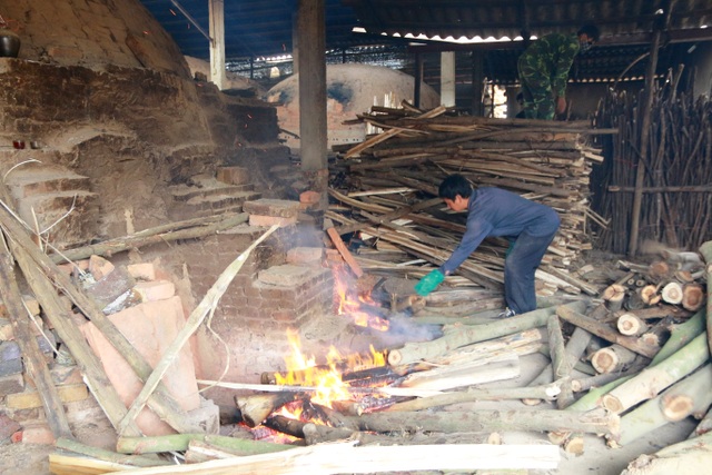 Ninh Bình: Làng gốm đỏ lửa phục vụ Tết Nguyên Đán Đinh Dậu - 18
Thông thường, mỗi lò gốm sẽ được đốt trong 2 ngày mới đạt. Nguyên liệu đốt gốm là các loại gỗ như keo tràm, bạch đàn... Các chủ lò gốm ở Gia Thủy cho hay, từ nay đến Tết nguyên đán các lò liên tục đỏ lửa những cũng không đủ hàng cung ứng ra thị trường phục vụ khách hàng.