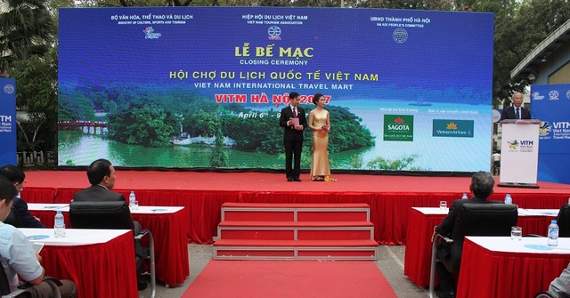 Hơn 20.000 tour du lịch đã được bán tại hội chợ VITM 2017 - 1 Được tổ chức từ ngày 6-9/4 tại cung văn hoá Hữu Nghị, hội chợ du lịch quốc tế Việt Nam - VITM Hà Nội 2017 đã thực sự trở thành ngày hội của các Doanh nghiệp Du lịch Việt Nam. Hội chợ đã thu hút sự tham gia của 465 gian hàng từ 672 doanh nghiệp, trong đó có 109 gian của các doanh nghiệp và cơ quan xúc tiến của 25 Quốc gia và Vùng lãnh thổ, có khoảng 3000 lượt các doanh nghiệp đến làm việc tại Hội chợ và khoảng 61.000 lượt người đến thăm quan và mua sản phẩm du lịch.