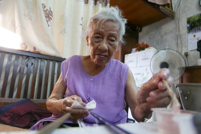 Người làm thiên nga bông cuối cùng ở phố cổ Hà Nội - 2
Làm đồ chơi thiên nga bông vốn là nghề truyền thống của gia đình bà Tâm. Ở tuổi 88, bà cho biết đã làm công việc này được hơn 70 năm.