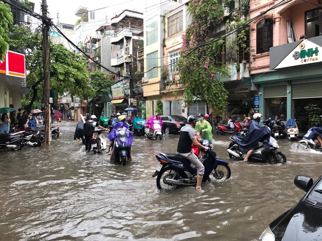 Hình ảnh người Hà Nội "vượt lũ" sau trận mưa như trút - 15
Hỗn loạn tránh đường ngập ở ngã ba Tô Vĩnh Diện - Hoàng Văn Thái (Ảnh: Bảo Trung)