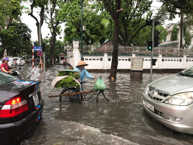 Hình ảnh người Hà Nội "vượt lũ" sau trận mưa như trút - 4 Hình ảnh người Hà Nội "vượt lũ" sau trận mưa như trút - 4