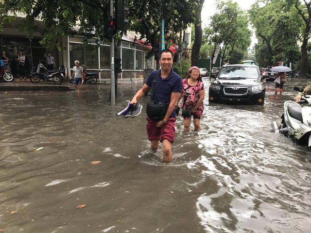 Hình ảnh người Hà Nội "vượt lũ" sau trận mưa như trút - 5 Hình ảnh người Hà Nội "vượt lũ" sau trận mưa như trút - 5