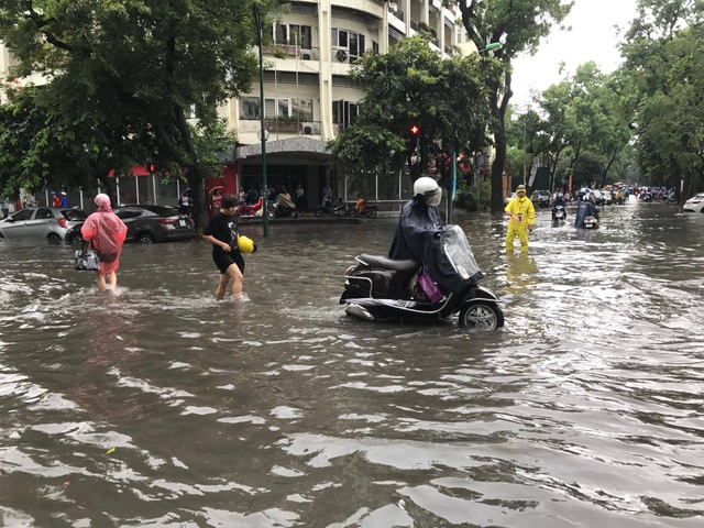 Hình ảnh người Hà Nội "vượt lũ" sau trận mưa như trút - 6 Hình ảnh người Hà Nội "vượt lũ" sau trận mưa như trút - 6
