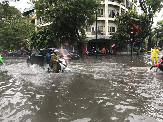 Hà Nội ngập, tắc nhiều nơi sau trận mưa lớn diện rộng - 10 Hà Nội ngập, tắc nhiều nơi sau trận mưa lớn diện rộng - 10