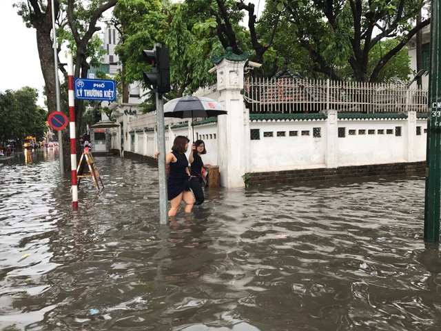 Hình ảnh người Hà Nội "vượt lũ" sau trận mưa như trút - 9 Hình ảnh người Hà Nội "vượt lũ" sau trận mưa như trút - 9