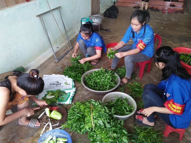 Tình nguyện viên “góp gạo thổi cơm” cho sĩ tử - 1
Ngay từ sáng sớm, các tình nguyện viên đã đi chợ và chuẩn bị thực phẩm