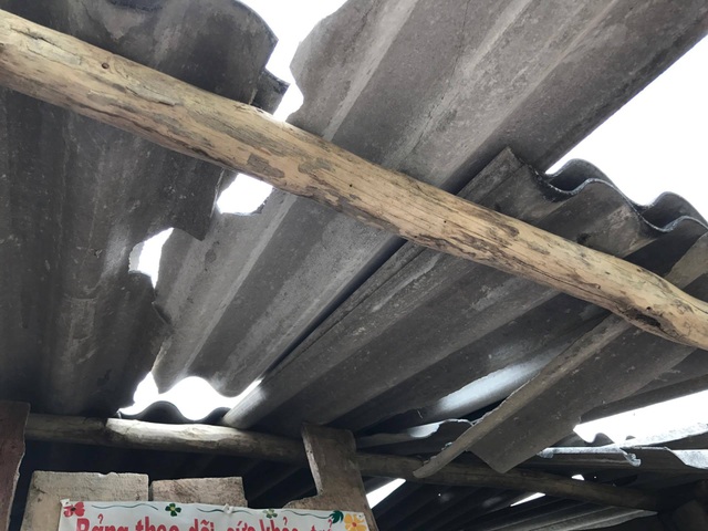 Lớp học 3 chạy: "Chạy mưa, chạy rắn và chạy ăn từng bữa" - 5
Mái lợp bờ rô xi măng với nhiều tấm đã vỡ