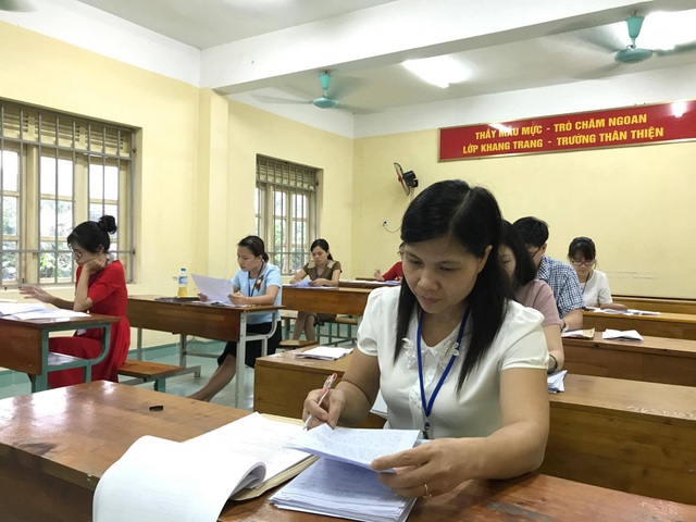 Chấm thi THPT quốc gia 2017: Đã có bài thi Ngữ văn bị điểm liệt - 2
Cán bộ chấm thi môn Ngữ Văn tỉnh Hưng Yên