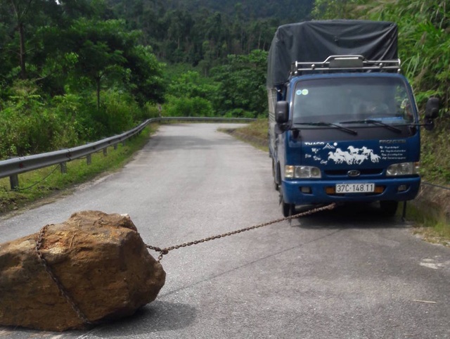 Nam thanh niên "kéo" hòn đá gần 1 tấn khỏi mặt đường - 6 Tiến hành kéo hòn đá vào lề đường.