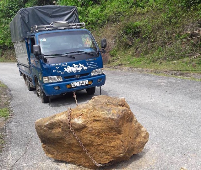 Nam thanh niên "kéo" hòn đá gần 1 tấn khỏi mặt đường - 8 Nam thanh niên "kéo" hòn đá gần 1 tấn khỏi mặt đường - 8