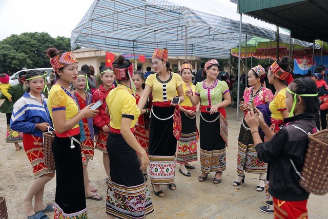 Trưởng Ban Nội chính Trung ương tặng quà, múa lăm vông cùng dân bản - 4 Trưởng Ban Nội chính Trung ương tặng quà, múa lăm vông cùng dân bản - 4