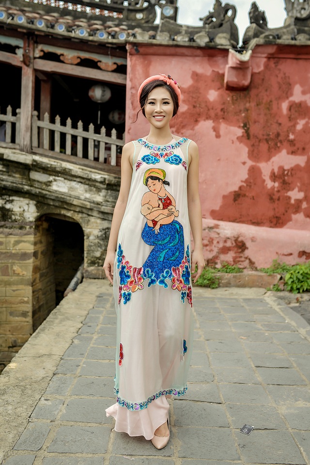 Diệu Ngọc duyên dáng giữa đất trời Hội An - 4 Với chất liệu voan mỏng tang bên ngoài, Diệu Ngọc tiết chế sự gợi cảm khi kết hợp cùng váy yếm đào bên trong với tông hồng thạch anh trẻ trung.