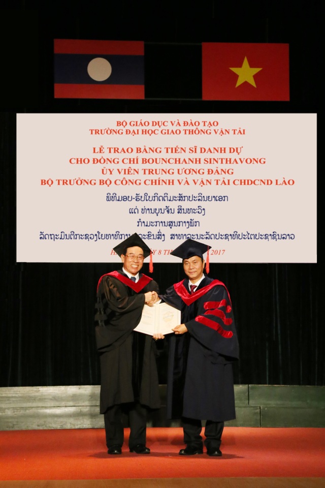 Bộ trưởng Bộ Công chính và vận tải Lào nhận Bằng Tiến sĩ danh dự của ĐH Giao thông vận tải - 1
Tiến sĩ Bounchanh Sinthavong - Ủy viên TƯ Đảng, Bộ trưởng Bộ Công chính và vận tải nước CHDCND Lào nhận bằng Tiến sĩ danh dự của trường ĐH Giao thông vận tải