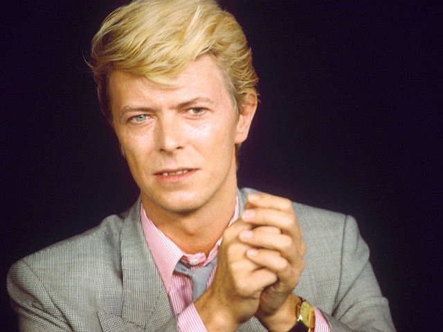 Sự ra đi của nam ca sĩ người Anh David Bowie hồi tháng 1 năm nay đã khiến người hâm mộ “lùng sục” tìm mua đĩa than của ông. Trong năm 2016, David Bowie chính là nghệ sĩ có số lượng đĩa than tiêu thụ mạnh nhất tại Anh.