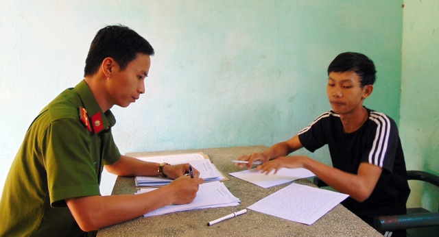 Bị nợ 2 triệu đồng, bắt cóc con tin, đòi... 4 triệu tiền chuộc - 2 Hứa Đại Hoàng và Lê Văn Bình tại cơ quan công an