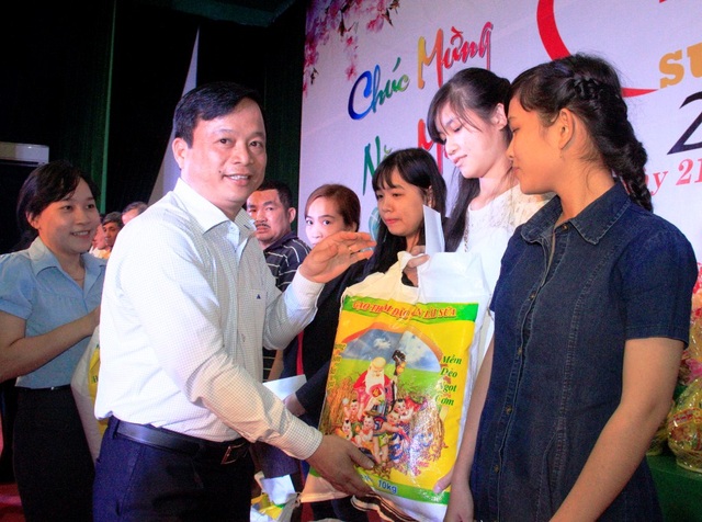 Hỗ trợ gạo cho công nhân, lao động nghèo đón Tết sum vầy - 1 Phó Chủ tịch UBND tỉnh Bình Định Nguyễn Tuấn Thanh trao quà hỗ trợ Tết sum vầy cho công nhân, viên chức, lao động nghèo đón Tết
