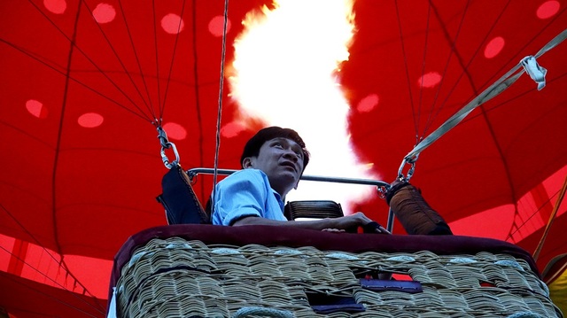 Những cú bơm lửa cho khinh khí cầu bay lên khá nóng nên nhiều du khách chưa thích nghi kịp.