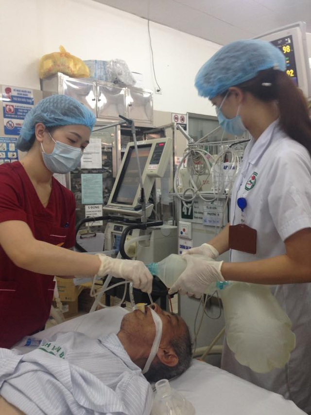 Hàng ngàn trường hợp ẩu đả, tai nạn giao thông nhập viện trong 3 ngày Tết - 1 Bóp bóng, cấp cứu người bệnh tại khoa Cấp cứu (BV Bạch Mai). Ảnh: CQ