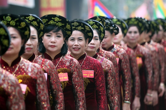 Sức mạnh "đội quân đánh giặc ngoại xâm" ở hội pháo Đồng Kỵ - 2
Hội rước pháo Đồng Kỵ nổi tiếng bởi tính đặc sắc đậm chất truyền thống Kinh Bắc và là lễ hội mở màn cho mùa lễ hội truyền thống ở miền Bắc vào dịp tháng Giêng hàng năm. Trong ảnh là các bà đám trong đoàn rước, là những người phụ nữ tròn 51 tuổi trong làng Đồng Kỵ.