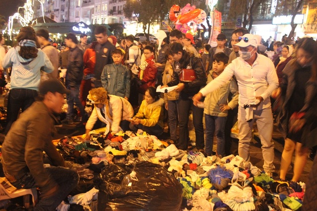 Chợ đêm Đà Lạt “níu chân” du khách những ngày đầu xuân - 3 Ghi nhận lúc 22 giờ 30 phút (ngày mùng 4 Tết) tại khu chợ đêm Đà Lạt vẫn tấp nập cảnh mua bán