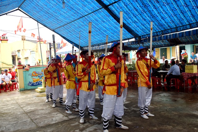Ngư dân xứ Quảng rộn ràng với lễ hội cầu ngư đầu năm - 2 Ngư dân đang chuẩn bị nghi thức làm lễ cầu ngư