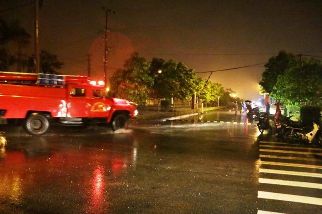Vụ cháy nhà máy xe buýt Trường Hải: Không có thiệt hại về người - 2 Hiện trường lực lượng Cảnh sát PCCC đang tiến hành dập lửa vào tối qua (2/2)