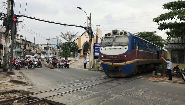 Vụ “suýt xảy ra thảm họa đường sắt”: Trích xuất dữ liệu thông tin để làm rõ - 2
Gác chắn tại nút giao đường sắt với đường Tô Ngọc Vân, quận Thủ Đức luôn tấp nập phương tiện qua lại.