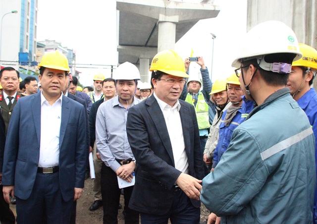 Phải đảm bảo an toàn tuyệt đối mới chạy tuyến đường sắt Cát Linh - Hà Đông - 4
Phó Thủ tướng Trịnh Đình Dũng bắt tay thăm hỏi công nhân tại công trường xây dựng nhà ga số 2 của Dự án tuyến đường sắt số 3 (Nhổn - Ga Hà Nội).