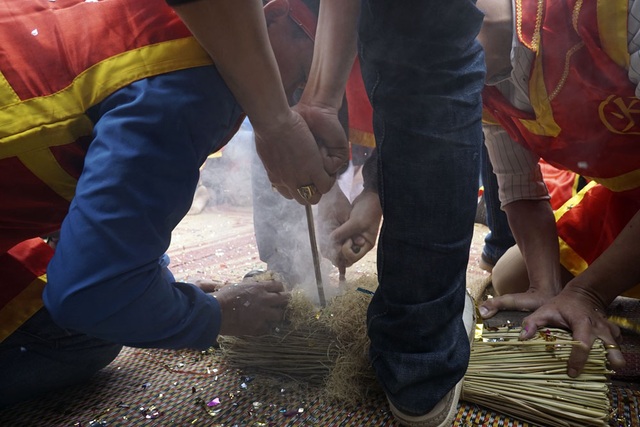 Sôi động trong khói lửa hội thổi cơm thi Thị Cấm - 2
Sau phần nghi lễ trang trọng tại đình làng, bốn nhóm bắt đầu kéo lửa bằng những công cụ cổ xưa để chuẩn bị thổi cơm thi. Đây là phần vô cùng quan trọng trong lễ hội bắt nguồn từ nền văn minh của loài người khi tìm ra lửa.