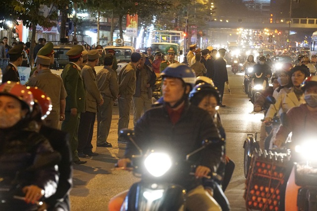 Hàng nghìn người ngồi lòng đường "giải hạn" đầu năm - 2
Lực lượng chức năng được huy động khá đông để giữ trật tự, tạo điều kiện cho người dân làm lễ.