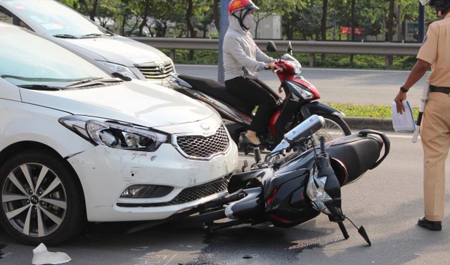 Nữ tài xế lái ô tô tông hàng loạt xe máy, 4 người trọng thương - 2 4 chiếc xe máy bị tông hàng loạt, trong đó có 1 phương tiện bị kéo lê nhiều mét. Nhiều nạn nhân trọng thương.