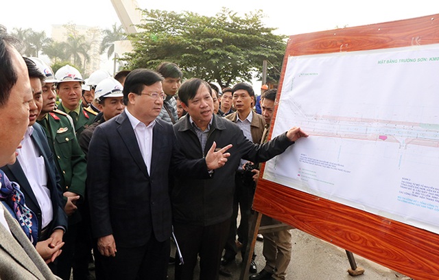 Chủ tịch Hà Nội: Phải thu hồi hàng triệu ô tô, xe máy "quá đát" - 2
Phó Thủ tướng Trịnh Đình Dũng kiểm tra tiến độ mở rộng đường vành đai 3 ở Hà Nội