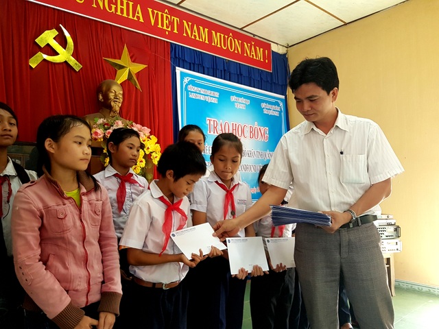 
Các em học sinh huyện Phước Sơn nhận học bổng từ nhà tài trợ
