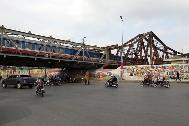Cầu Long Biên trước kế hoạch phục hồi của Hà Nội - 2
Vào ngày 18/2, trong cuộc gặp gỡ đầu xuân với văn nghệ sỹ, trí thức Thủ đô, Chủ tịch UBND thành phố Hà Nội ví cầu Long Biên như tháp Eiffel nằm ngang và cho biết cầu sẽ được nghiên cứu khôi phục vào năm tới.