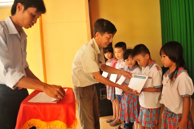 Grobest Việt Nam trao 155 suất học bổng đến học sinh nghèo Đồng Tháp, Kiên Giang - 3
Ông Lê Thanh Tâm - Bí thư Đảng ủy xã Nhị Mỹ trao những suất học bổng của Công ty Grobest Việt Nam, Quỹ Khuyến học Việt Nam cho các em học sinh trường tiểu học Nhị Mỹ 1