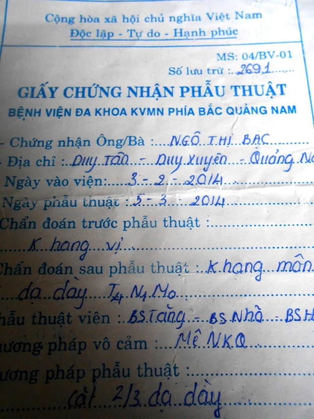Xót xa cảnh mẹ già gồng gánh nuôi hai con bệnh tật - 3 Giấy chứng nhận phẩu thuật và giấy ra viện