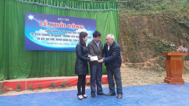 Khởi công xây dựng 3 phòng học Dân trí tại Hà Giang - 7
Ông Hạng Mí De còn cam kết sẽ tặng thêm bàn ghế cho 3 phòng học Dân trí tại Na Quang sau khi công trình hoàn thành