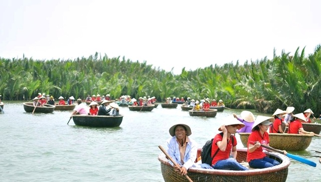 Hội An tấp nập du khách ngày Quốc tế phụ nữ - 2 Du khách tấp nập tại rừng dừa Cẩm Thanh