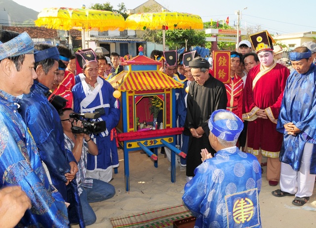 Bình Định: Độc đáo lễ hội cầu ngư của ngư dân vùng biển Nhơn Hải - 3 Dâng trà rượu, hương đăng trong lễ rước Ông