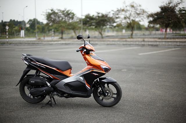 Xe ga thể thao 125cc: Yamaha NVX hay Honda AirBlade? - 1
Honda AirBlade có lợi thế về động cơ eSP với hệ thống tự động ngắt động cơ khi xe dừng đèn đỏ; hệ thống đèn Led phong phú (đèn pha, đèn hậu, đèn báo rẽ); hệ thống phanh kết hợp (combi-brake); hệ thống khởi động ACG... Xe hiện có giá bán xuất xưởng 37,9 - 40,9 triệu đồng