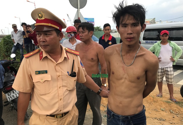 CSGT bắt đối tượng liên tục cướp tài sản ở cửa ngõ Sài Gòn - 5
CSGT Rạch Chiếc bàn giao nghi can có giấy tờ tuỳ thân tên Huỳnh Văn Hoàng Được cho Công an quận Thủ Đức tiếp tục điều tra, mở rộng vụ án.