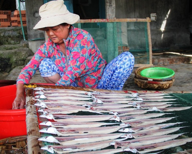 Bình Định: Trúng đậm "lộc biển", ngư dân bỏ túi cả triệu đồng mỗi đêm - 5 Ngư dân trúng đậm lộc biển cũng tạo điều kiện công ăn việc làm cho lao động trong bờ