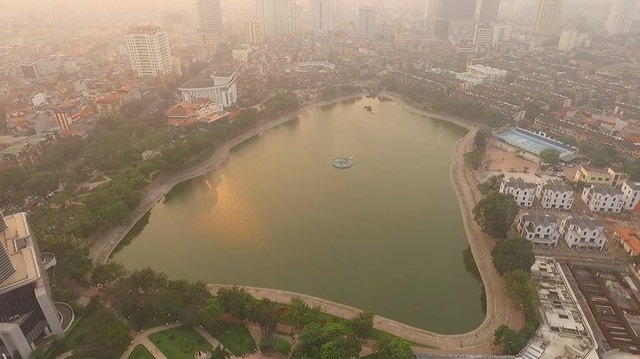 Đẹp ngỡ ngàng hồ Hà Nội nhìn từ trên cao - 10 Mới đây, Hồ Thành Công trở thành tâm điểm của dư luận khi một doanh nghiệp đề xuất lấp một phần diện tích hồ để xây nhà tái định cư. Nhìn từ trên cao, hồ có vẻ đẹp thơ mộng với làn nước trong xanh và cảnh quan xây dựng khá đẹp mắt ở xung quanh