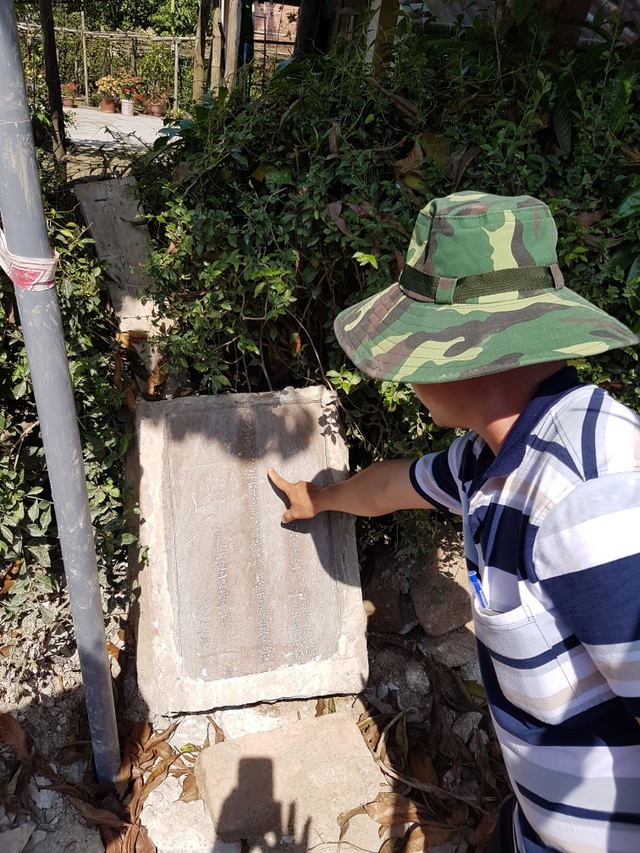 Phá giếng cổ để mở rộng đường bê tông - 2 Tấm bia của giếng cổ ghi niên đại từ đời Minh Mệnh thứ 3 (1822)