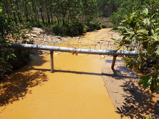 Phó Thủ tướng yêu cầu kiểm tra việc khai thác vàng trái phép ở Bồng Miêu - 2 Nước suối đục ngầu từ việc khai thác vàng