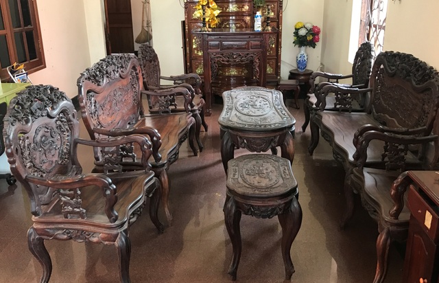 Ngắm hai bộ bàn ghế “long, lân, quy, phụng” giá gần 10 tỷ đồng - 2
Hai bộ đồ gỗ (mỗi bộ gồm 9 món) được trưng bày trong nhà vị đại gia ở Sài Gòn.