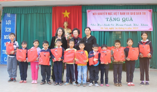 125 phần quà Nhân ái đến đồng bào, học sinh nghèo ở Lâm Đồng - 5 Món quà tuy không nhiều về vật chất nhưng là nguồn động viên tinh thần cho các học sinh có hoàn cảnh khó khăn biết vươn lên trong cuộc sống
