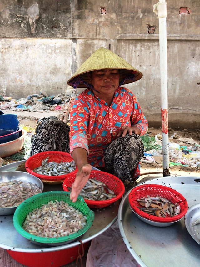 Sau vụ cháy cực lớn kéo dài 5 ngày, “giặc ruồi” bất ngờ bủa vây - 3
Ruồi bu đen ngòm sạp cá của bà Phan Thị Thơm